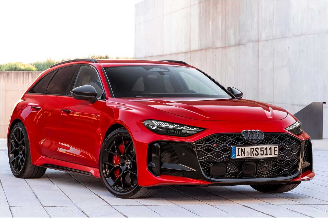 奥迪 B10 RS5 这台车从外观上，我最喜欢的一点就是宽体设计。四门车的宽体设