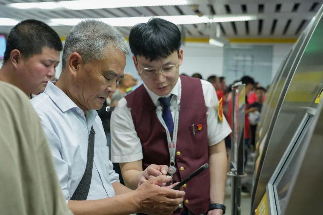 【英雄城交通•地铁 | 赣超燃动全城，南昌地铁全力保驾护航】南昌6月14日晚，2