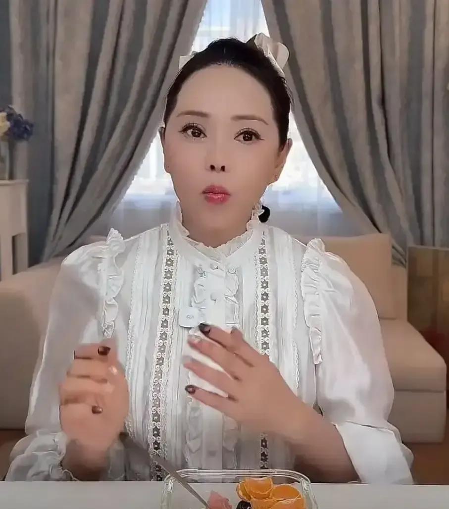 伊能静中午开直播，镜头里就一盘橘子西柚蓝莓，她说今天清肠，吃得简单心才干净。
5