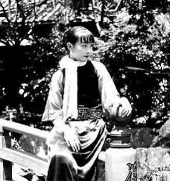 1940年深夜，民国大美女 郑苹如 ，被秘密押到小树林执行枪决。特务垂涎她的美色