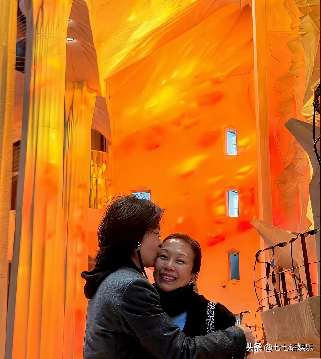 萧敬腾一定是真爱无疑！
      世俗的眼光无法解读别人的情感。萧敬腾放松 惬