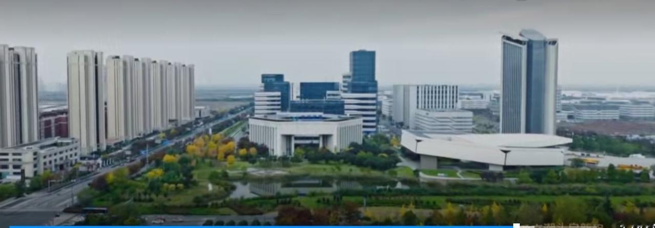 在中国（江苏）自由贸易试验区的版图上，连云港片区的现代化楼宇群在绿意间拔地而起，