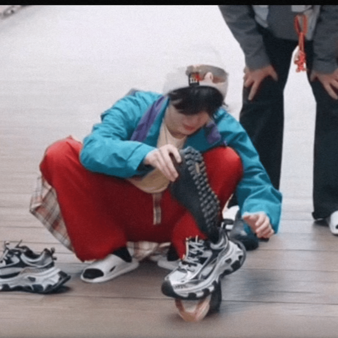 张真源叠鞋子主打一个硬塞  张真源玩游戏时叠鞋子的模样可爱又有趣。那硬塞的架势，