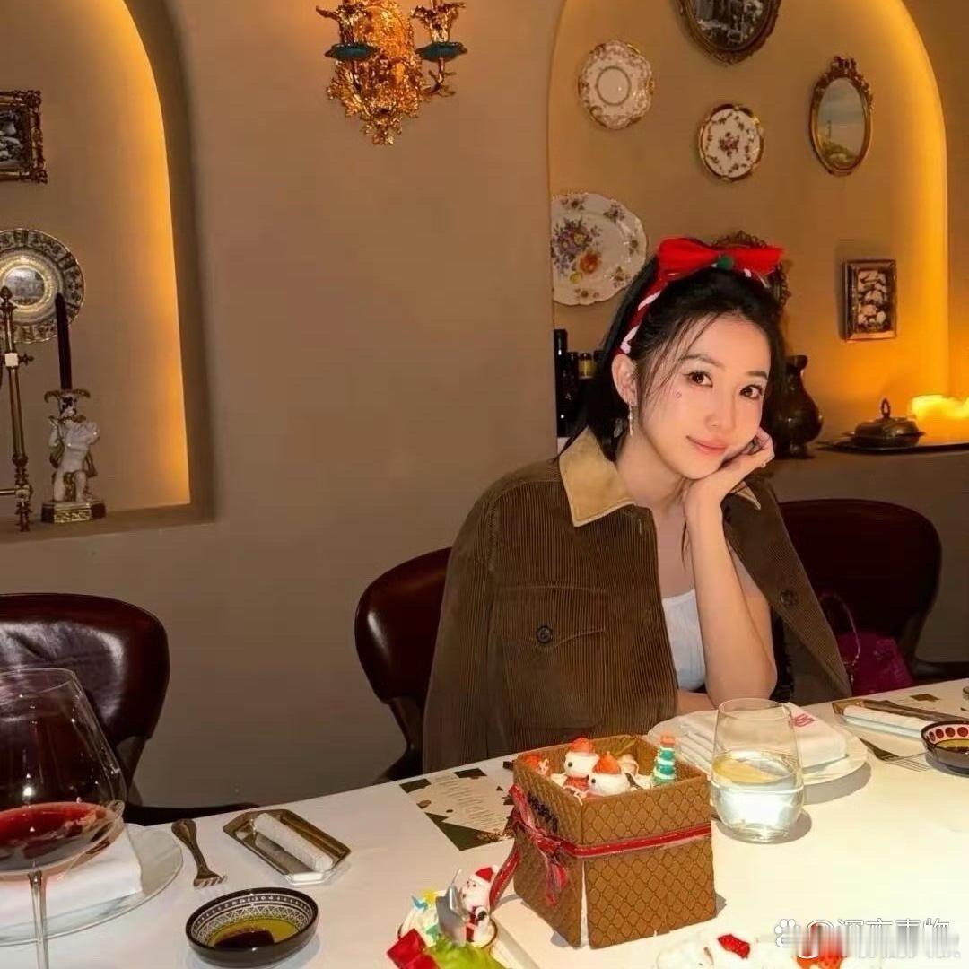 潘玮柏老婆宣云分享圣诞晚餐，烛光晚餐精致甜品，非常幸福温馨！ 
