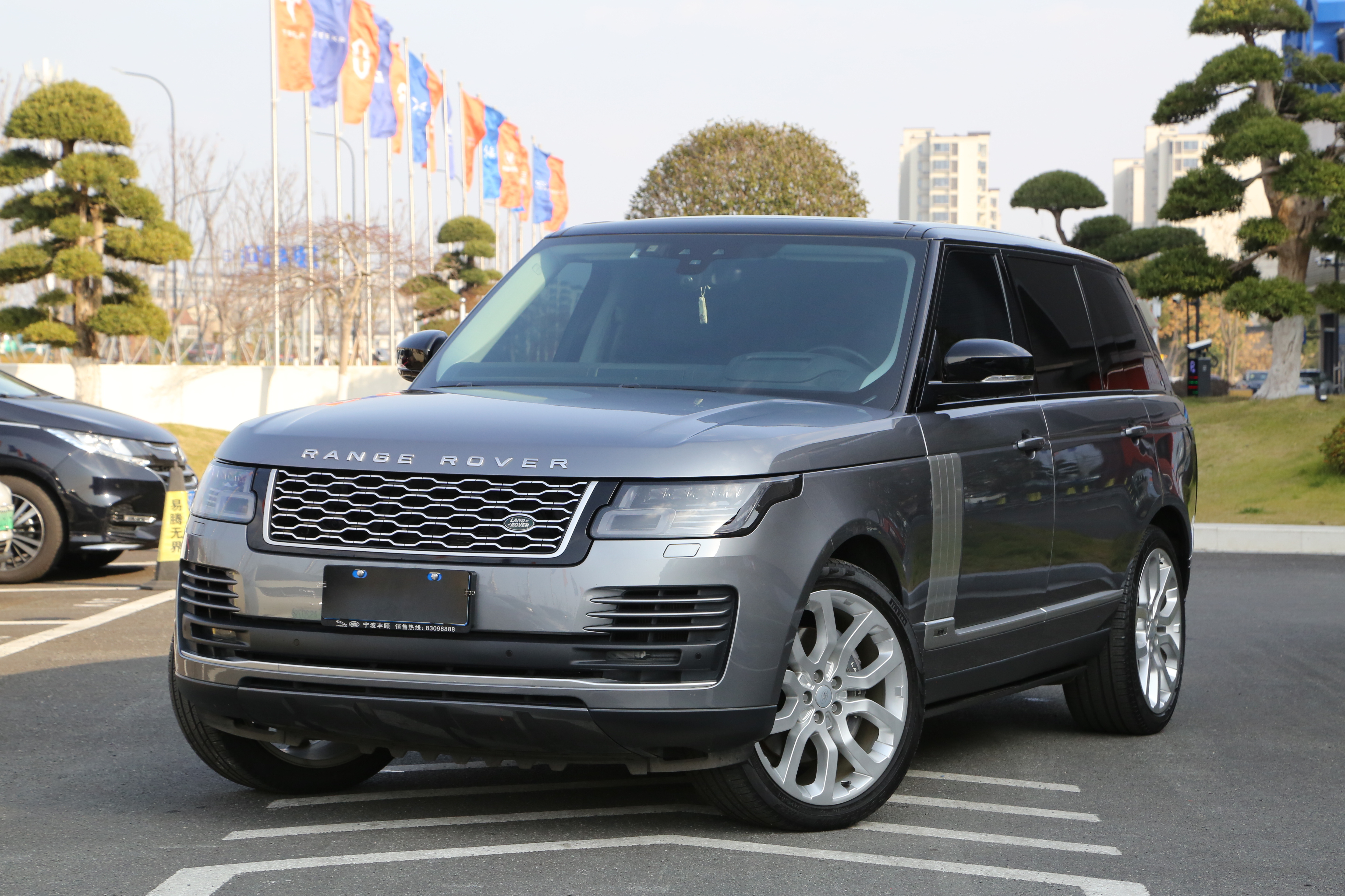 揽胜传世加长经典版，仅行驶了2.9万公里，大哥座驾