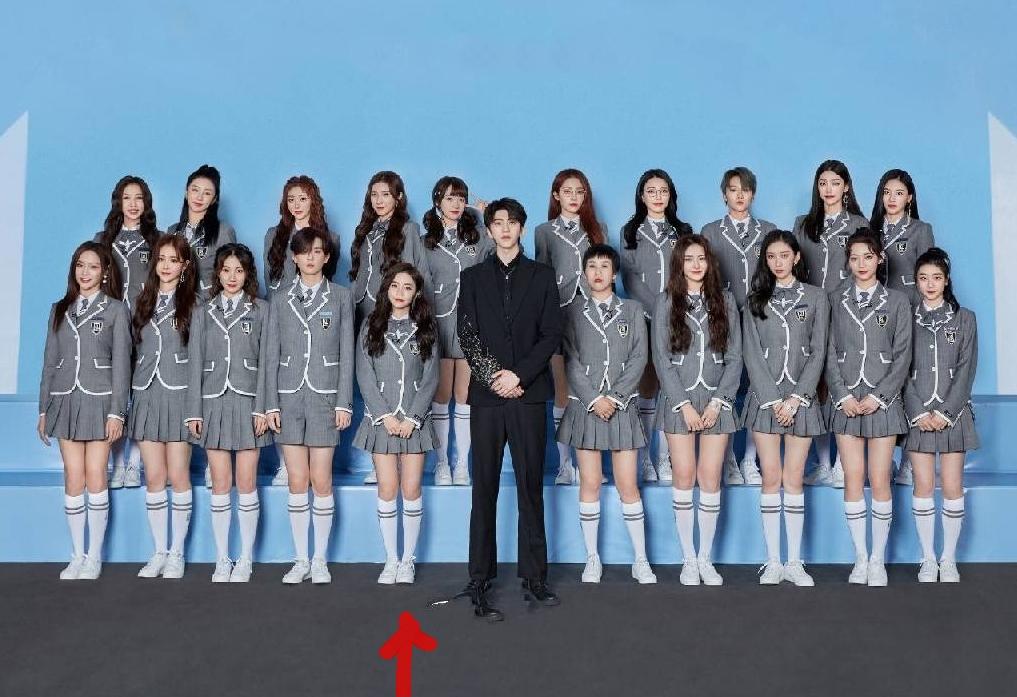 安崎当初是团队里最小的身材，却有最强的气场。可惜因为一系列低情商操作，几乎就要凉