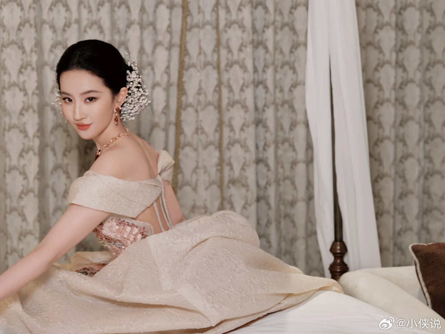 就这样美死所有人，有点梦回白秀珠了vogue红毯 ​​​刘亦菲 今茜是何年 ​ 