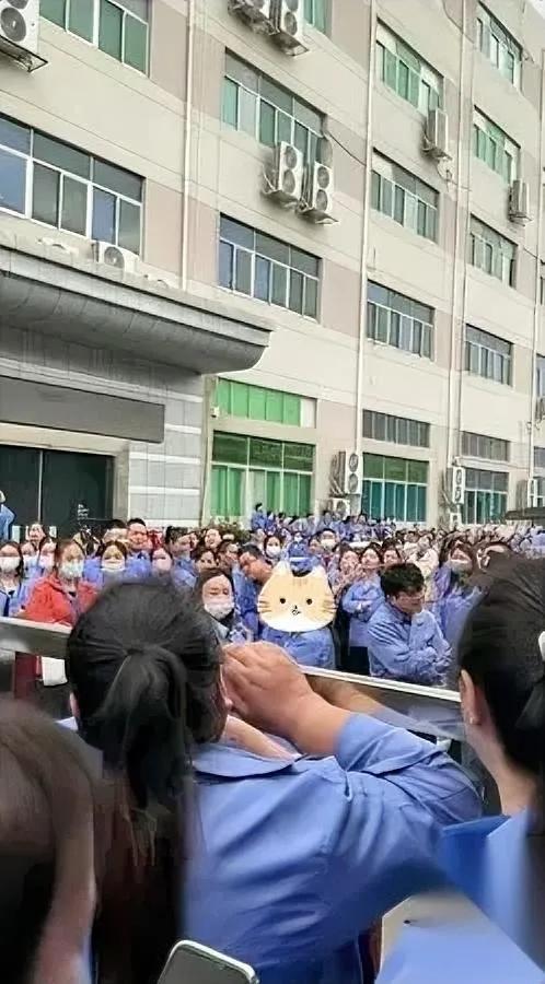 深圳福永有个耳机厂，现在变“闲厂”了——

高峰一万多人的厂子，现在只剩三千人“