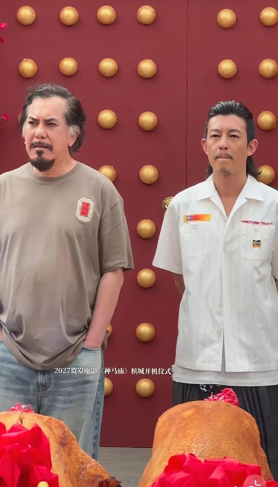 2027小成本贺岁喜剧电影《神马庙》在马来西亚槟城开机。当年一对干父子出演男主角