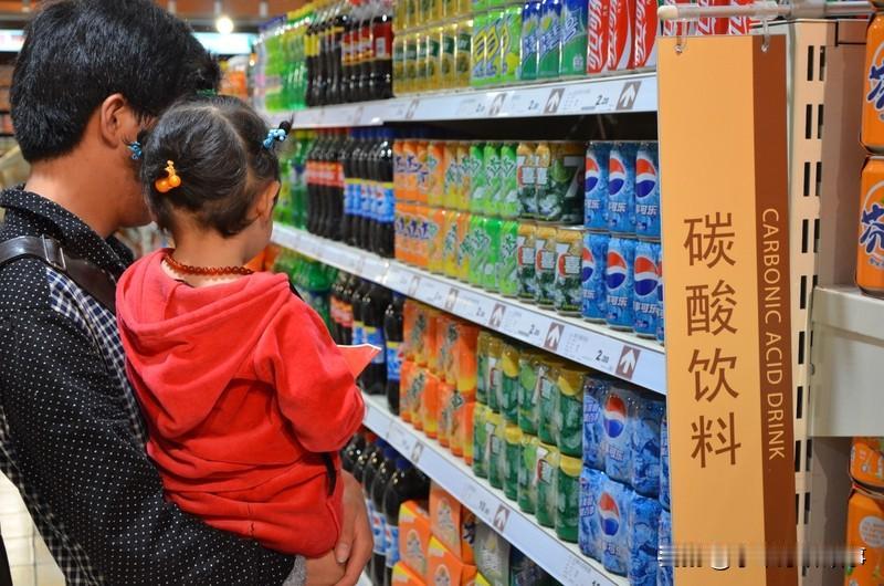 热天来瓶冰镇饮料，那叫一个畅快。有男子就好这一口，去医院看到展板上饮料的含糖量，