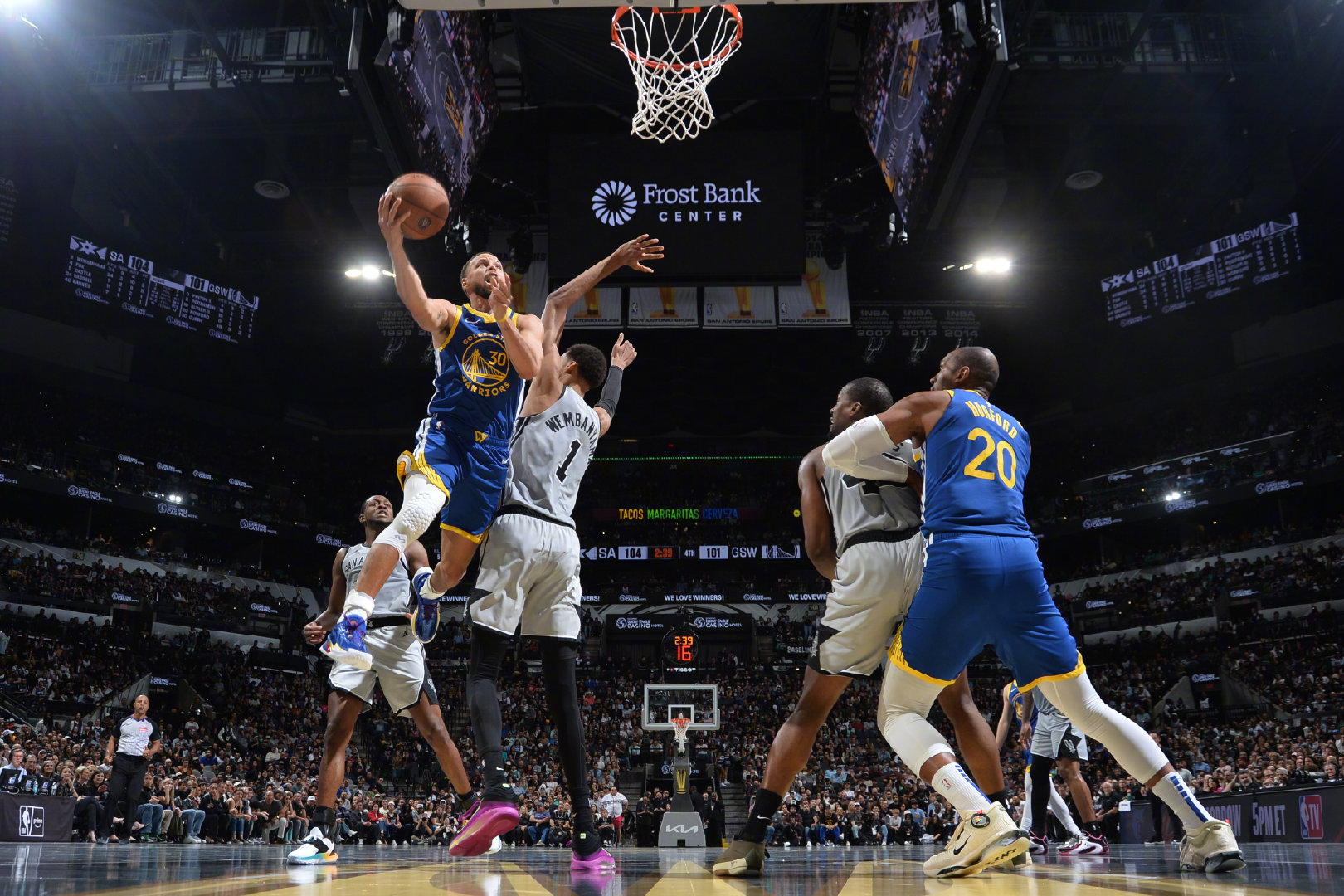 今日精彩图集📸库里拳不怕少壮 