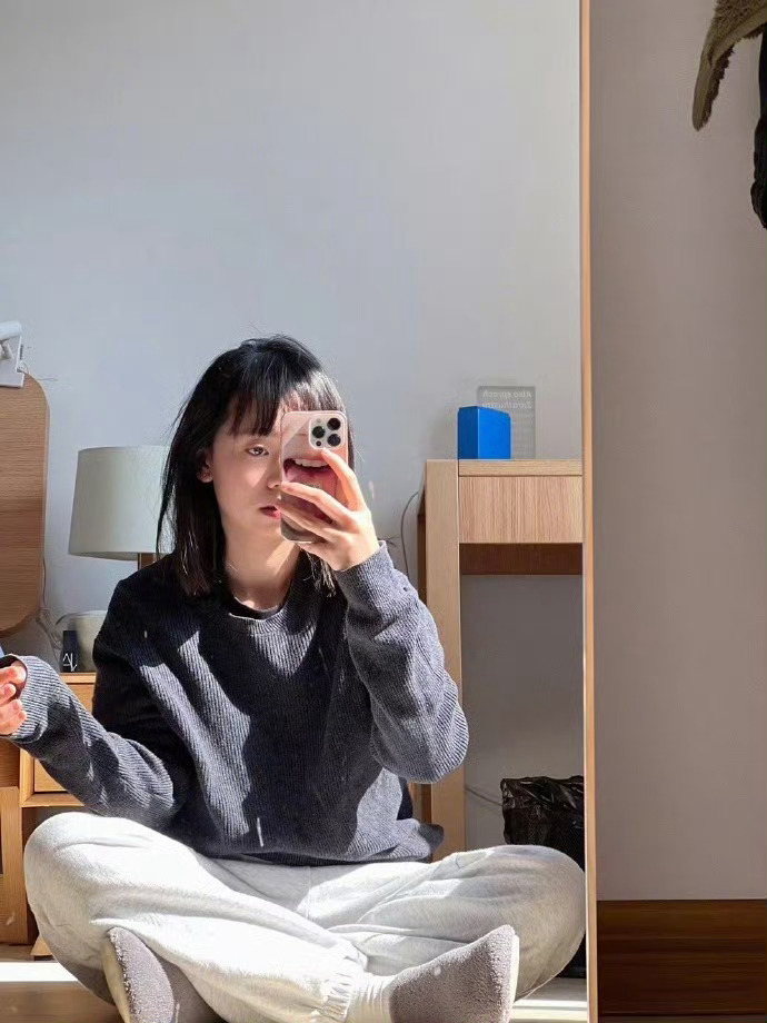 换了个手机壳[偷笑]对镜拍看着挺有趣的哈哈哈喜欢这种小众且奇奇怪怪的感觉 还不会