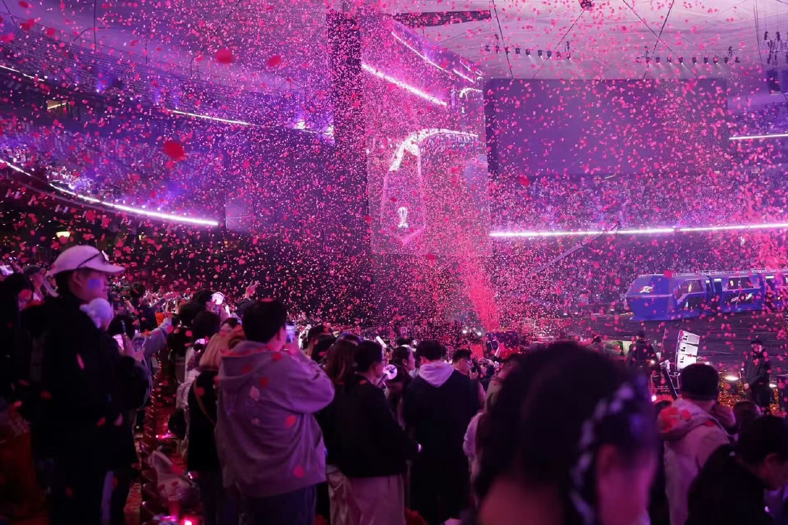 张杰唱嗨了我的青春也回来了张杰的演唱会从不让人失望，他唱嗨的瞬间，我的青春也完整