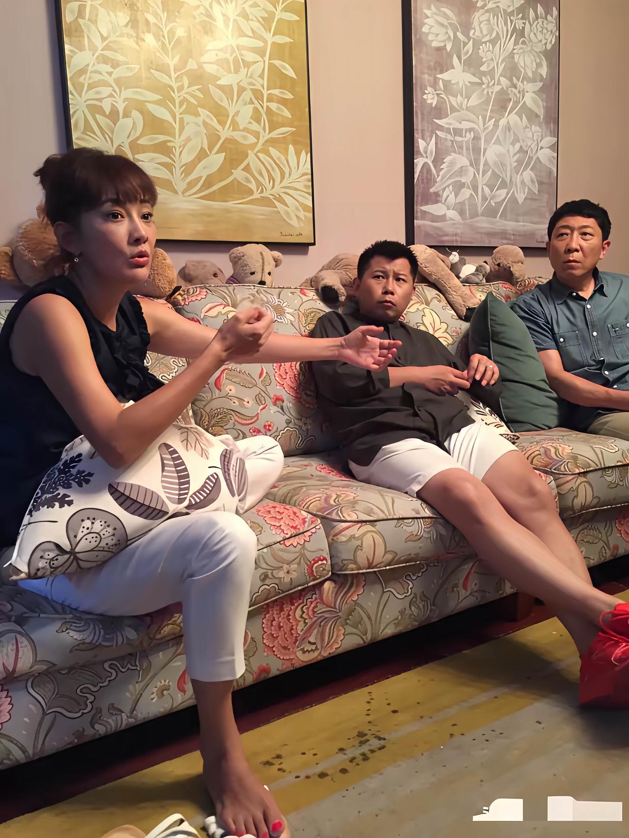 牛莉与韩童生、何云伟的剧照，牛莉与韩童生都是老戏骨了，看他们飙戏真的好过瘾啊。