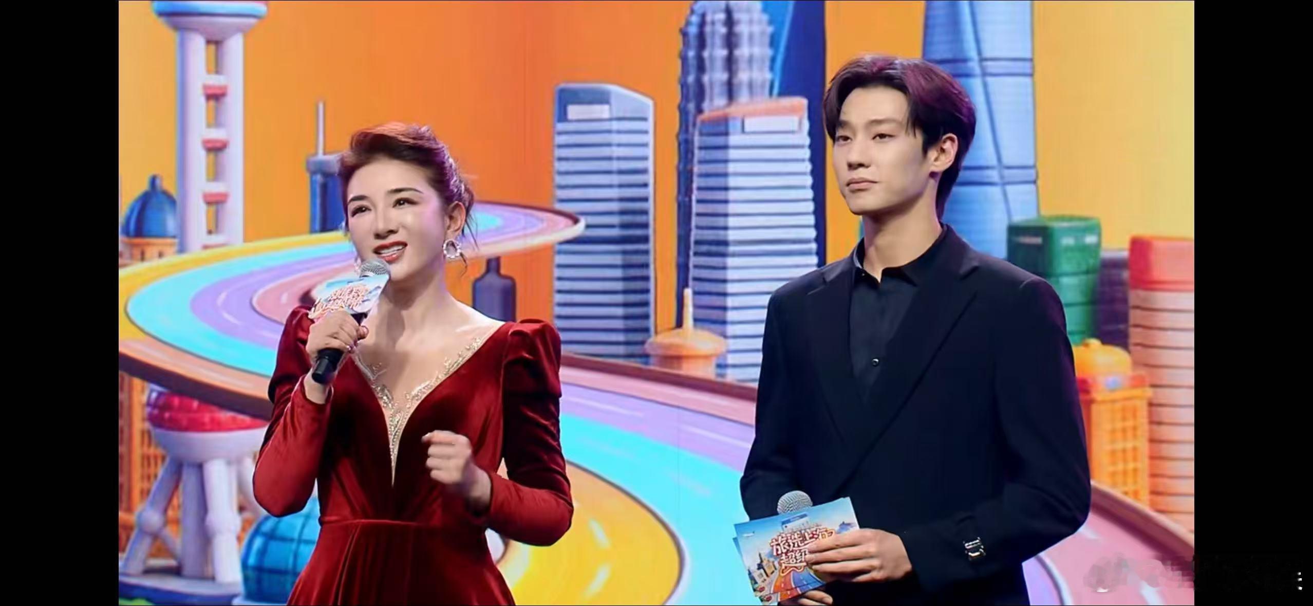 黄奕又解锁新身份 真的被美到！黄奕又解锁新身份，主持状态好到爆棚，这个风格我真的