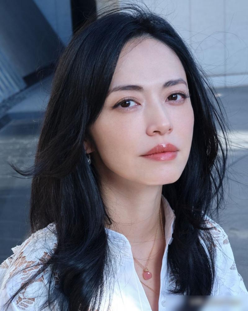 姚晨又离婚了！这次没互撕没骂战，竟瞒了所有人好几年？
昨天下午俩人同步发声明，