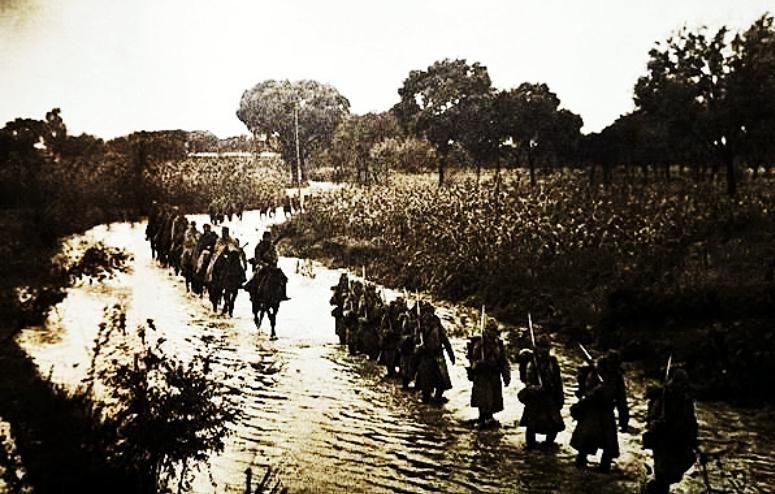 1942年抗战期间，一位神枪手面对百余日军，如何巧妙完成一场惊险截杀？
1942