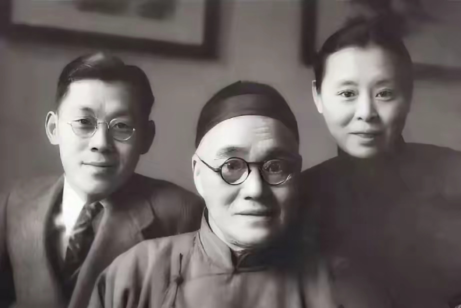 这张泛黄的家庭合影定格了徐家三代人相聚的瞬间，居中老者是徐志摩之父徐申如，左侧青