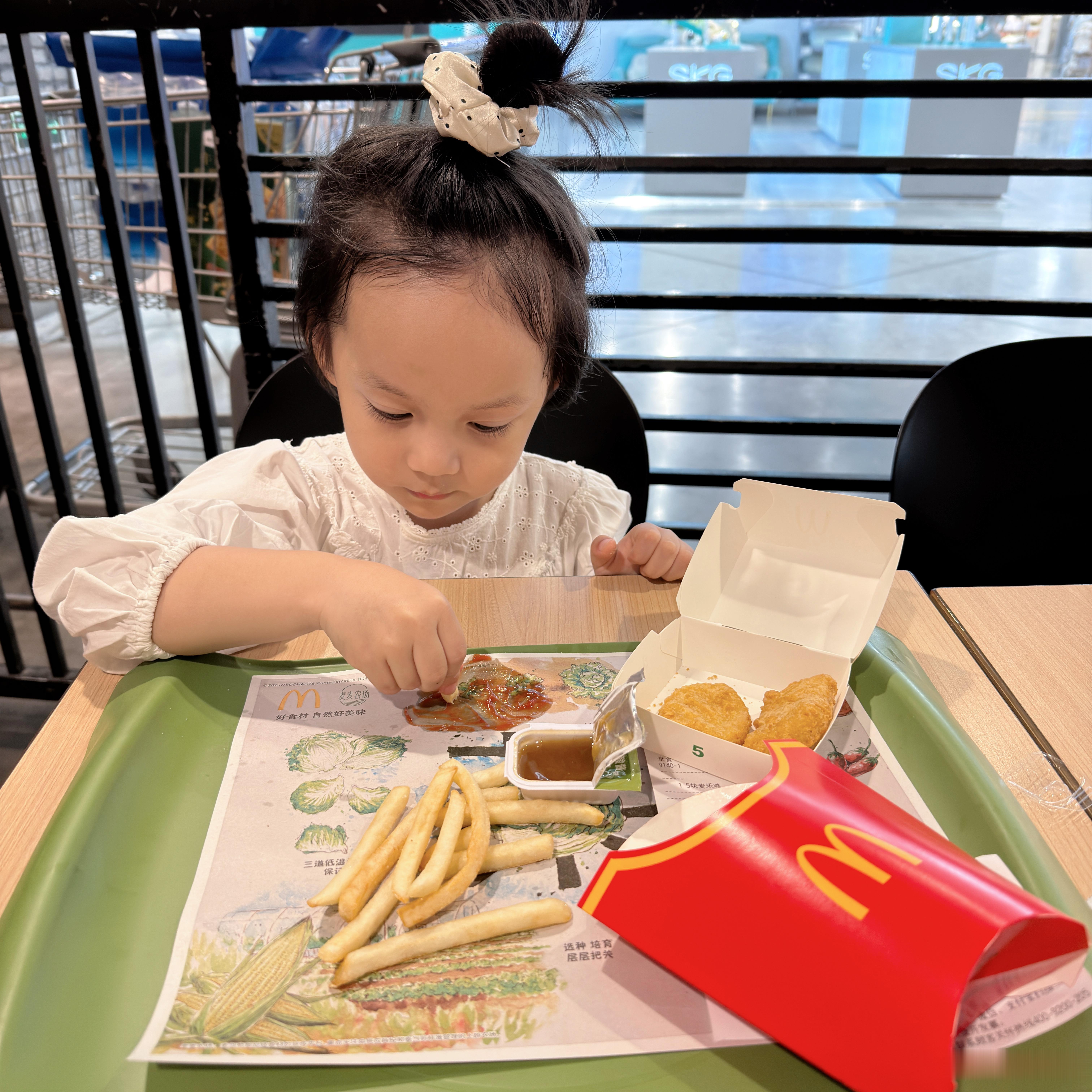 今天崽又来帮忙客串了请她吃三分之一薯条🍟不过分像极了我们小时候的样子（Ps：容