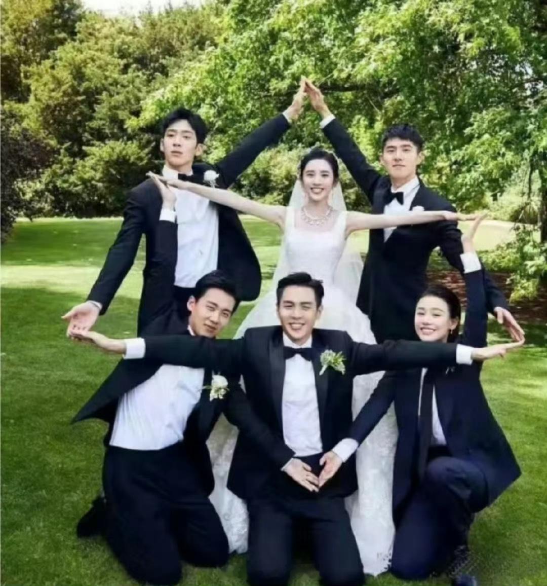 #马思纯在张若昀婚礼当伴郎的原因#马思纯说和张若昀认识非常的久，她从来没把他当成