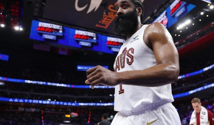 NBA东部决赛，骑士对阵活塞第一场比赛中，出现了奇葩的一幕。比赛进行到5分钟的时
