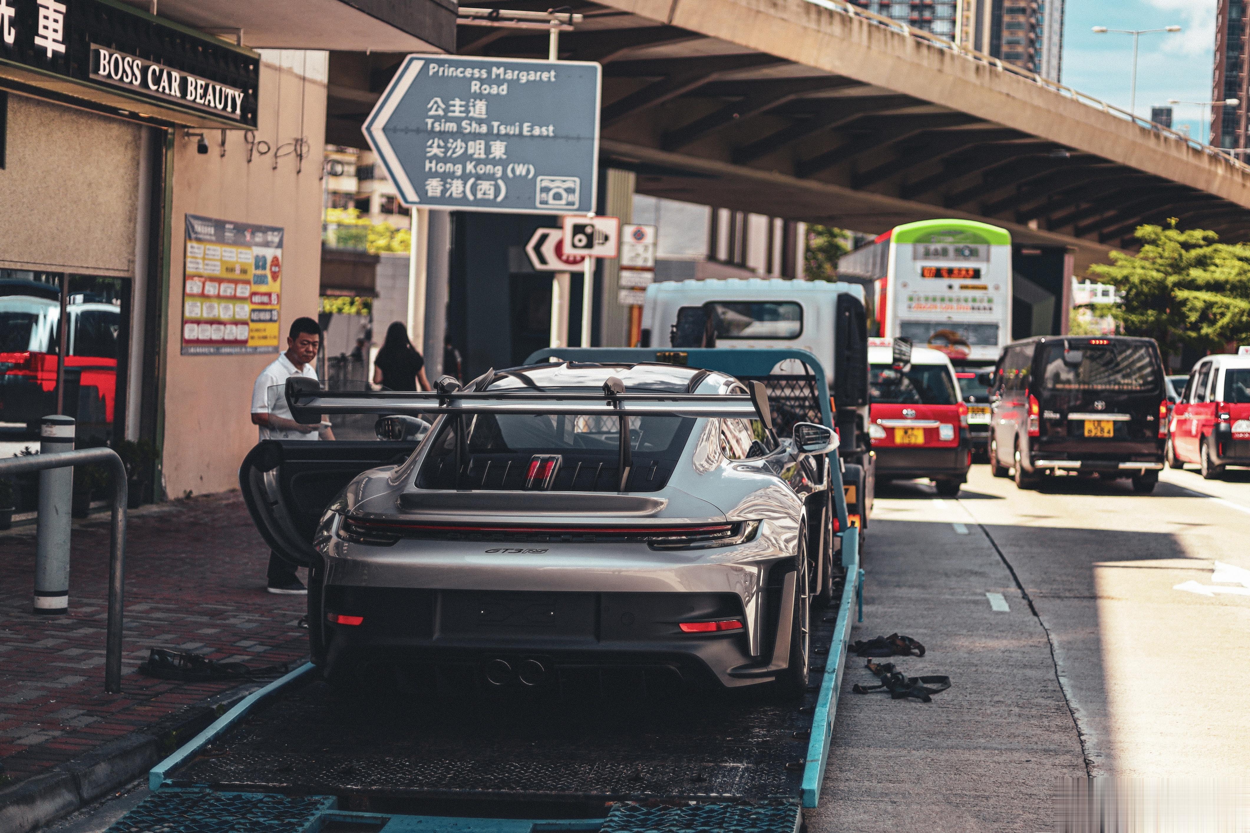 这种感觉就像 赛车上路[二哈]丑帅丑帅的992GT3RS，昨天又拍了一台绿色的，