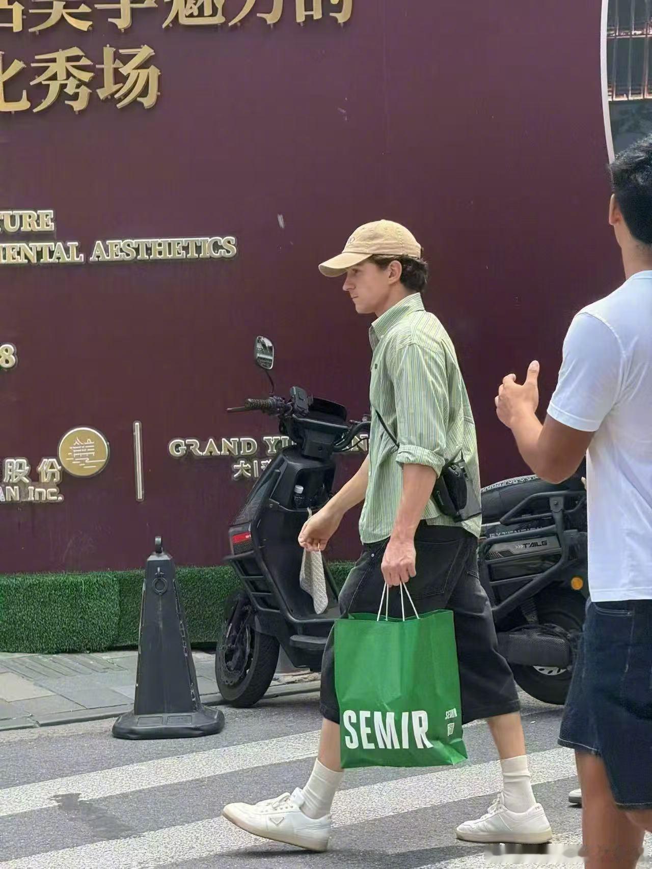 全上海都在偶遇荷兰弟和赞达亚，蜘蛛侠闯中就这样被沪爷360度无死角直播了上海偶遇