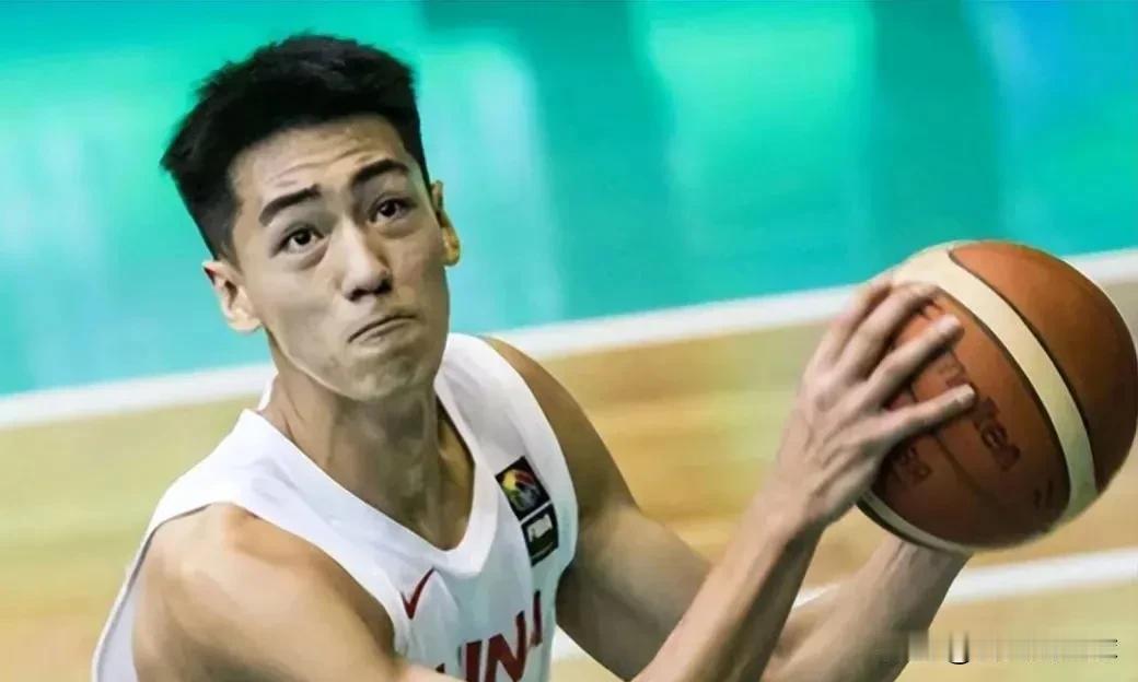 广州男篮今天下午又做成一笔生意，他们将球队的两位年轻球员刘金雨和李佳哲打包送到福