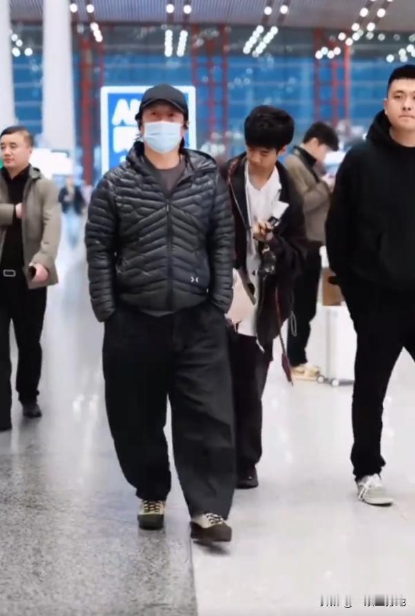 郑钧送15岁儿子出国留学，走路内八，高低肩明显，和小时候对比变化不小，颜值比姐姐