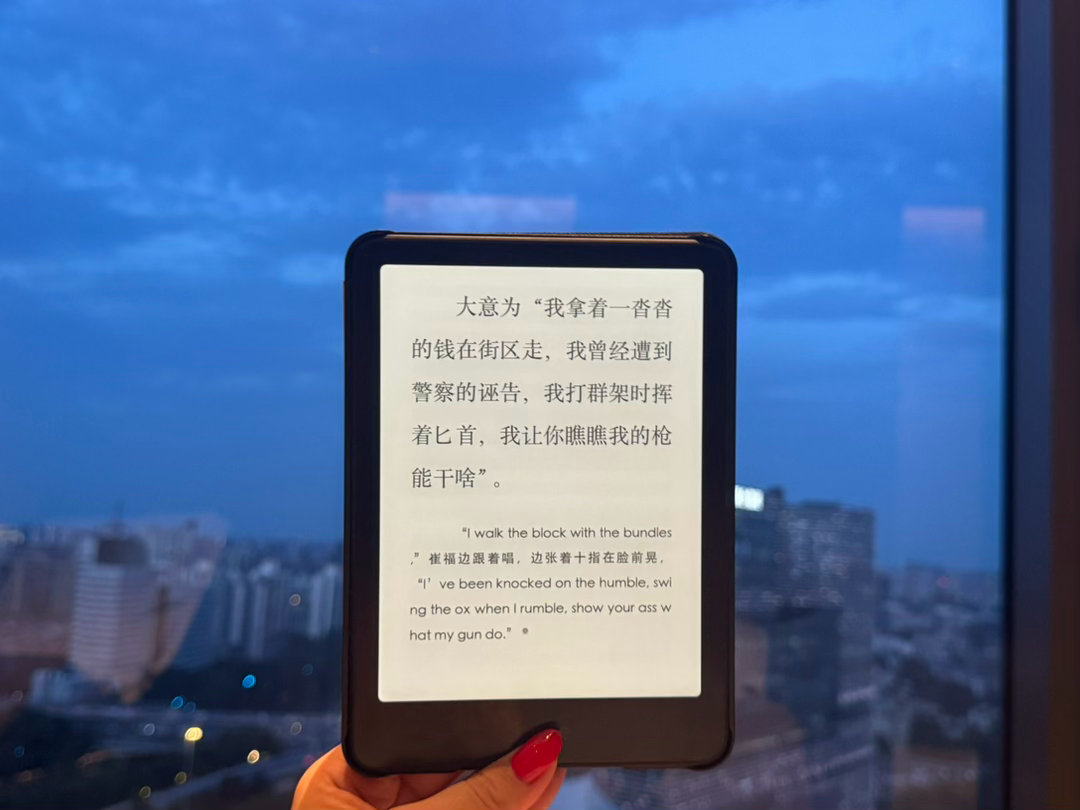 游完泳最爱的一刻：在十八层上看市中心的蓝调时刻，等待心率回复和面膜吸收的二十分钟