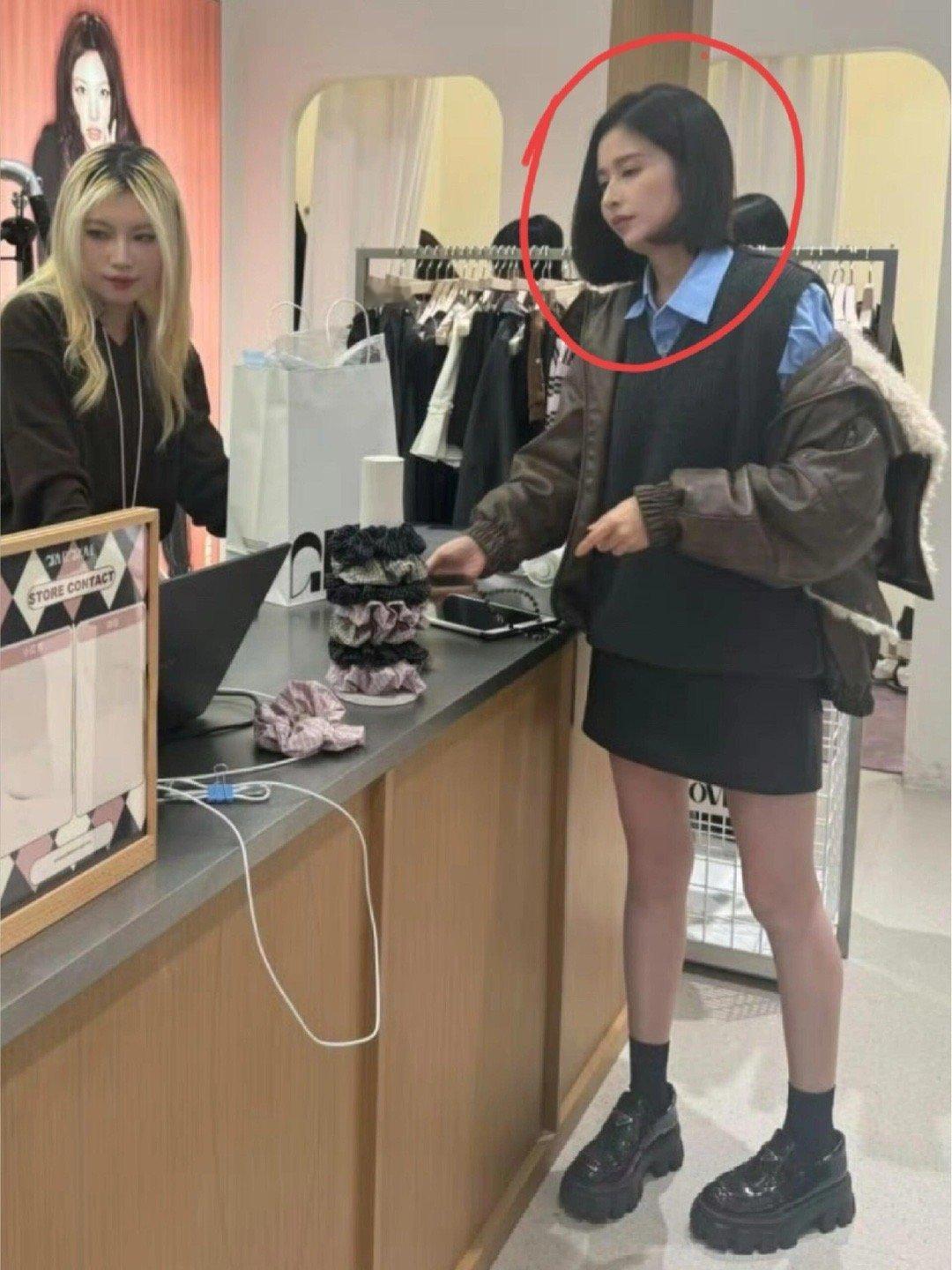 颖儿在北京三里屯买衣服，这是穿了光腿神器吗 ​​​