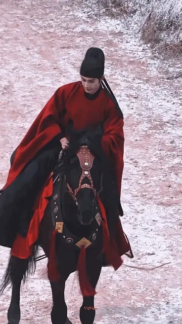 陈星旭减肥时望图止饿陈星旭为《金枝》中的陆行之严格控制饮食，他的自律真的很让人佩