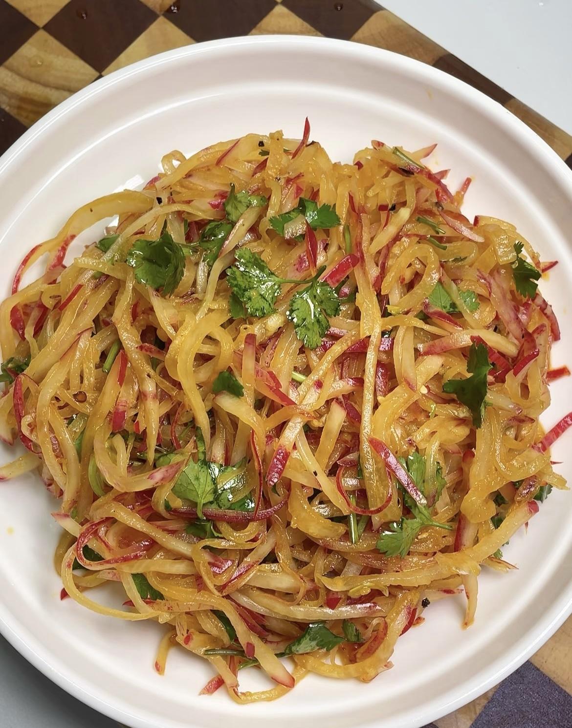 春季开胃小菜，凉拌萝卜丝，成本2元，就能搞定一道开胃又下饭的凉拌菜！酸辣爽脆好吃