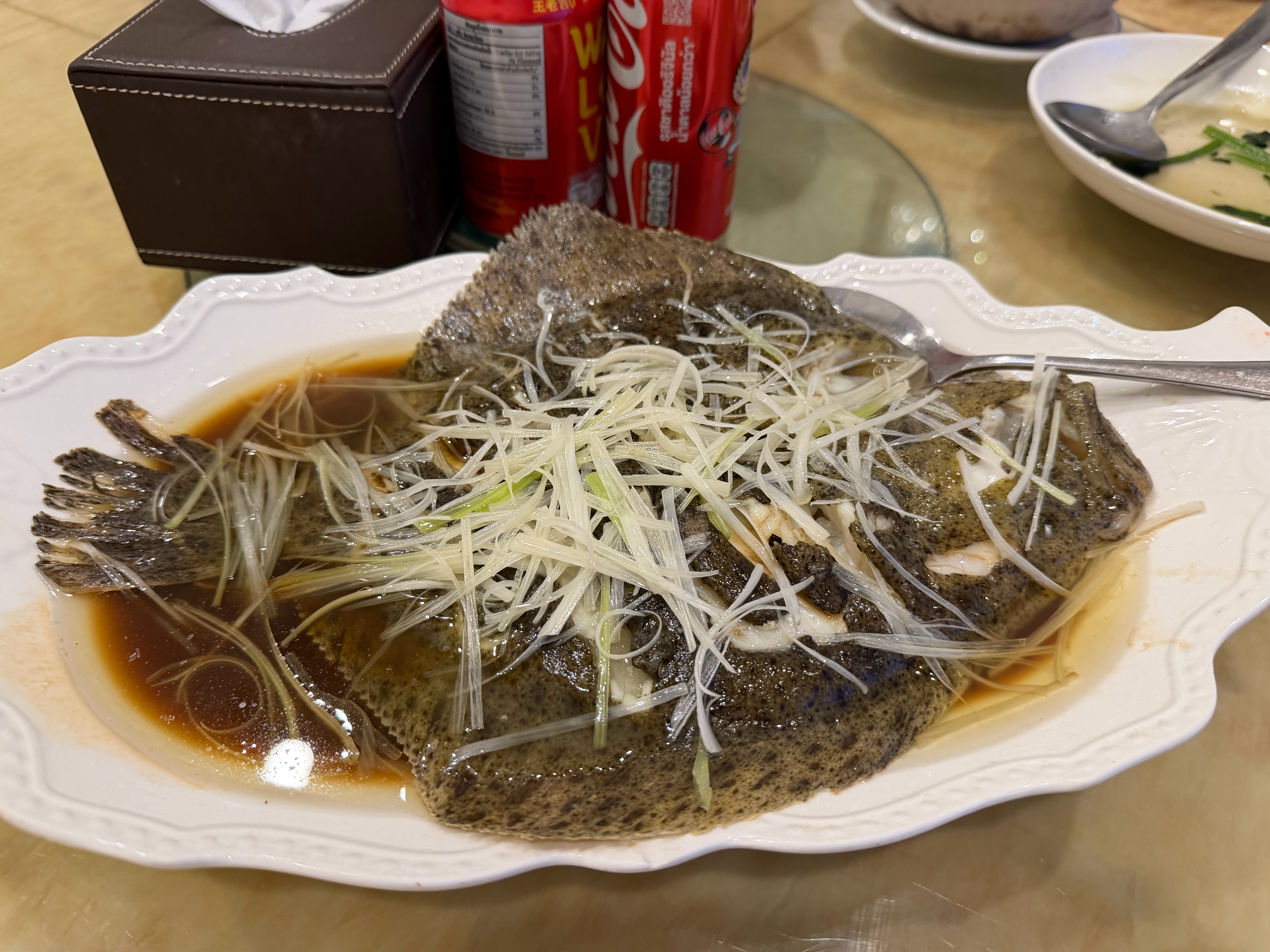 深夜一脖周末寻味：最近时常吃粤式清蒸多宝鱼，其通体扁平少刺，鱼肉细滑洁白，鱼皮满