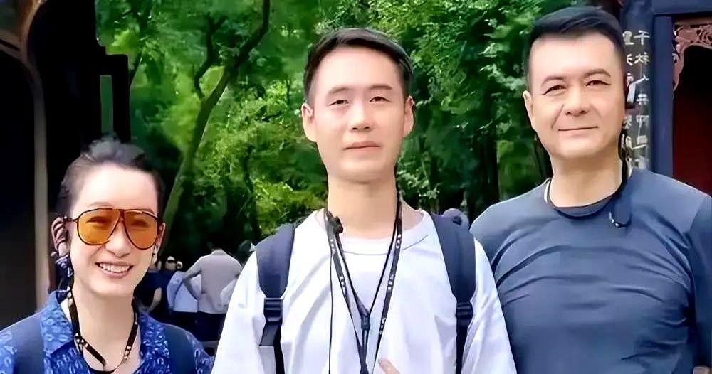 当年那个煲汤送水，主动追男人的秦海璐，怎么也想不到，婚后会被宠成一个“生活不能自