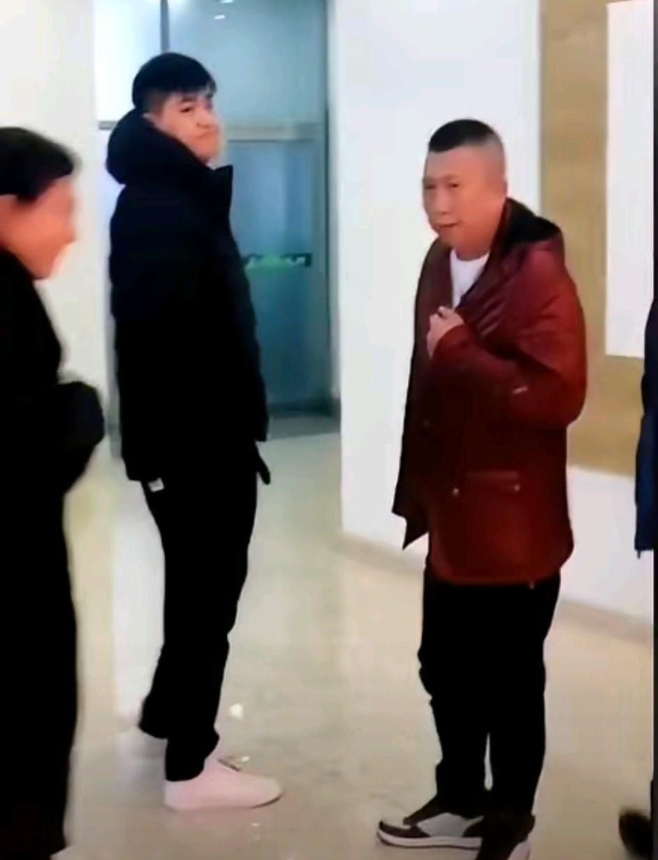 这个是闫学晶的大弟闫大黑，闫学晶还真有本事。自己出名把家里的穷亲戚都带富了。开直