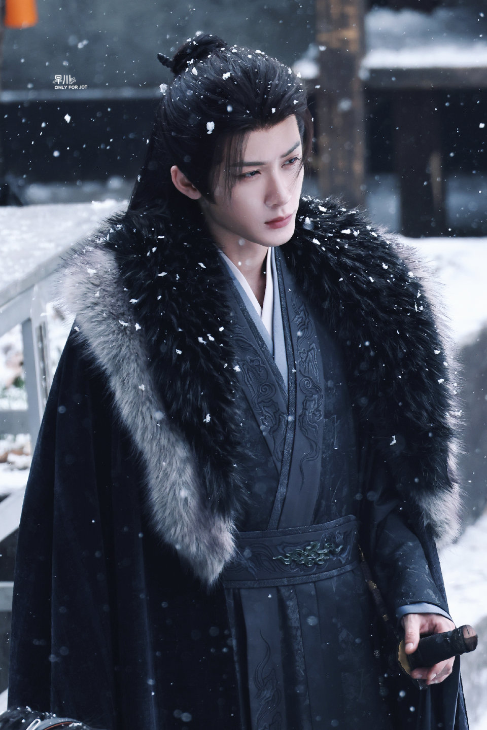 积石如玉，列松如翠，郎艳独绝，世无其二檀健次谢却山 ‖檀健次何不同舟渡