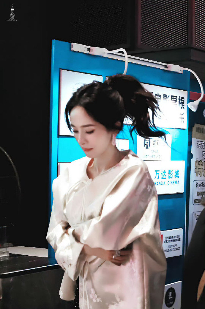 #杨幂黑钻高定# 杨幂 #电影没有一顿火锅解决不了的事#  首映出发路透🈶一身