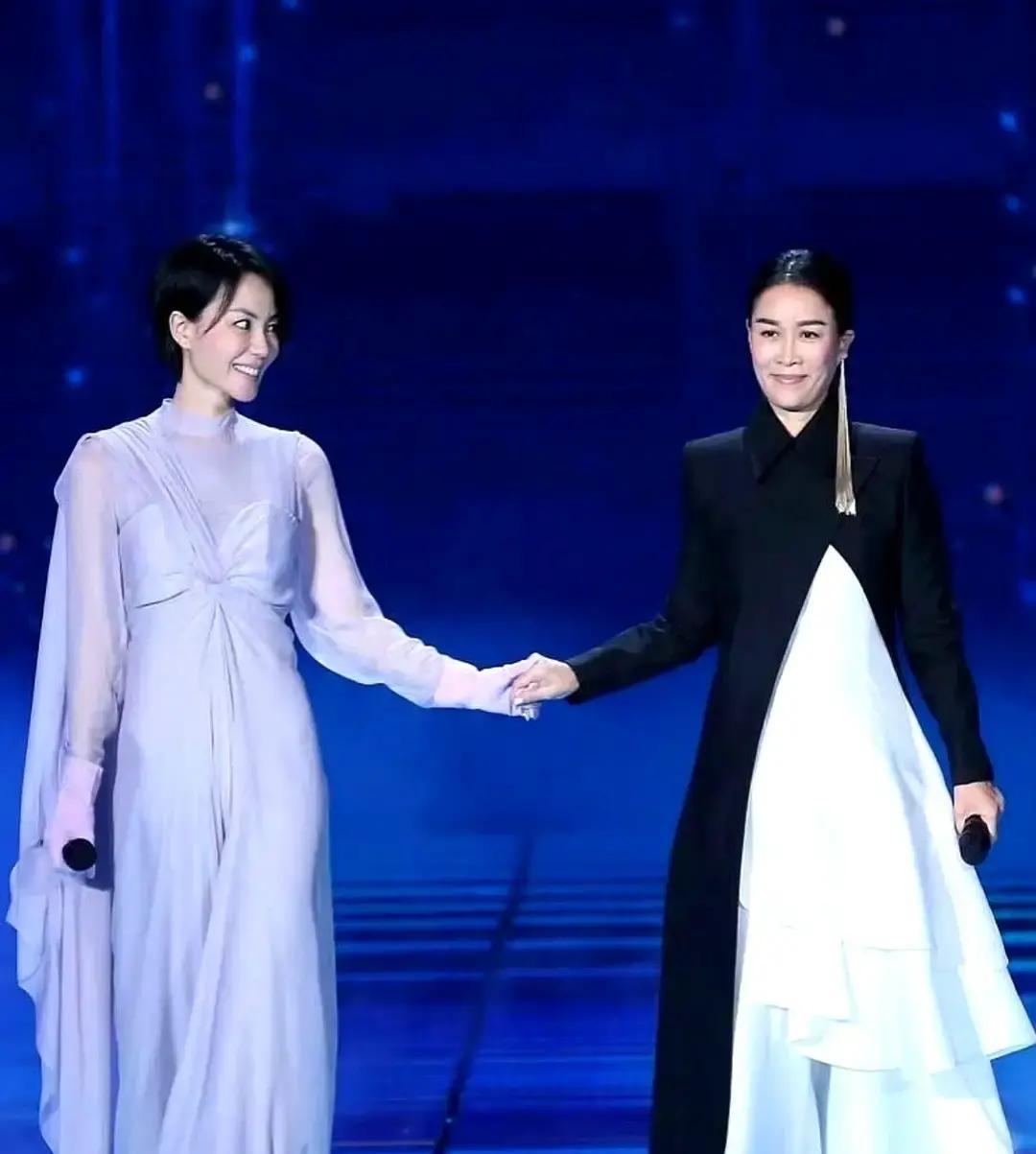 28年后，那英把王菲女儿带上台
 
1998年合唱《相约一九九八》的那英，昨晚在