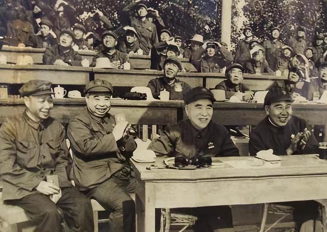 1975年成立新的军委常委会，总共由11人组成，有刘伯承，也有陈锡联。陈锡联当年