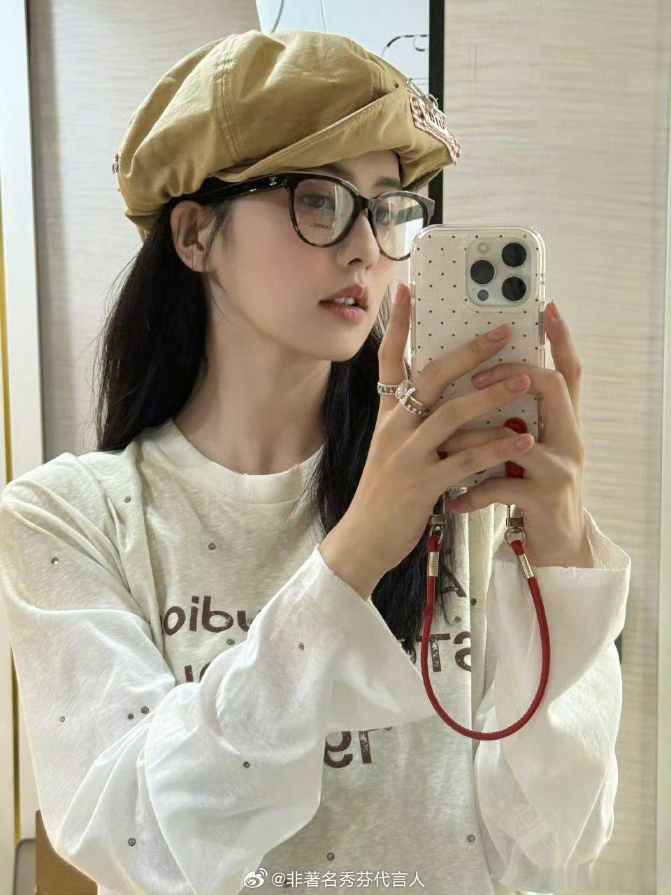 白鹿晒临江仙拍立得合照这个小女孩真的太漂亮了吧 ​​​