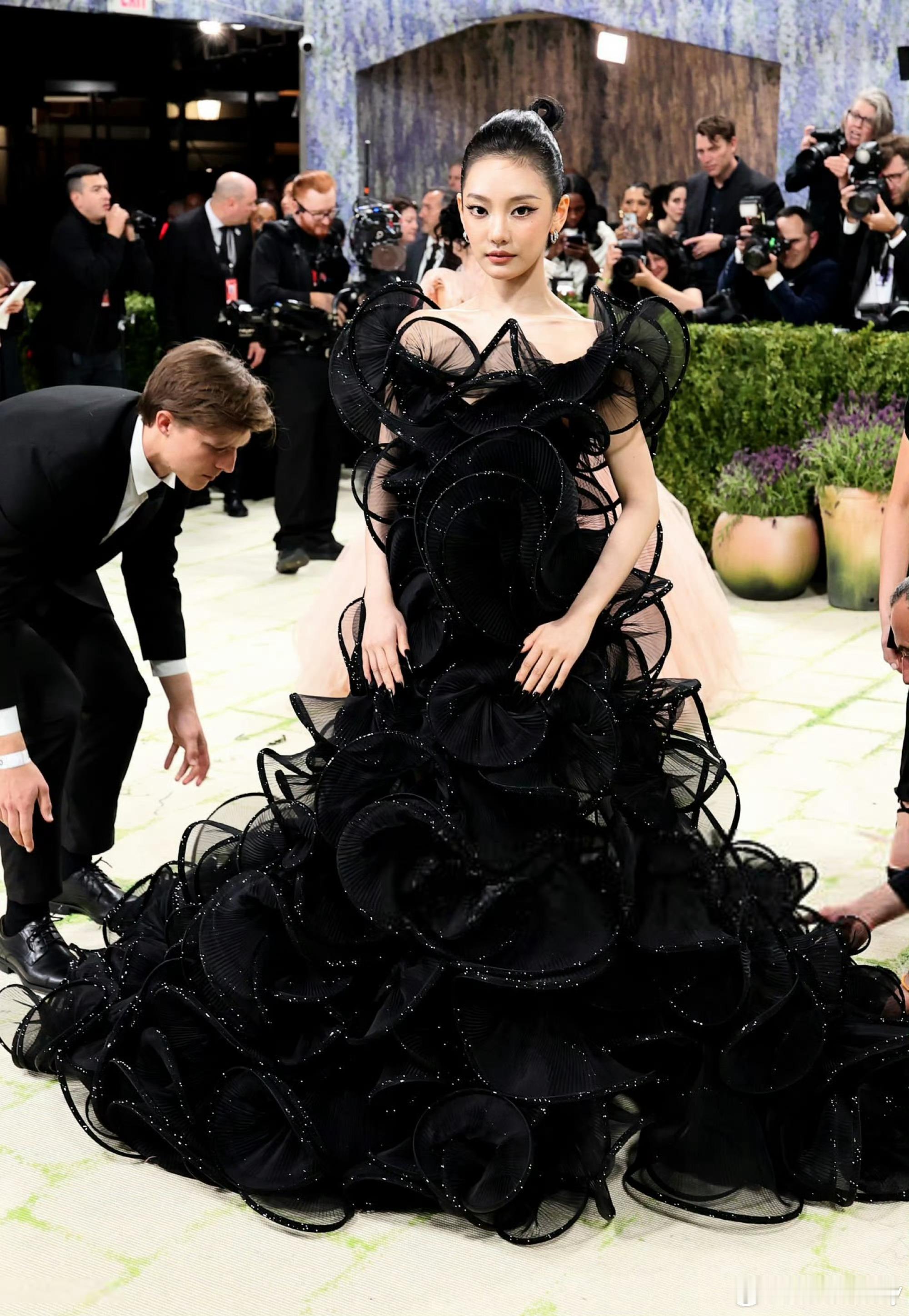 宁艺卓演绎GUCCI特别定制亮相Met Gala红毯，纽约大都会艺术博物馆慈善晚