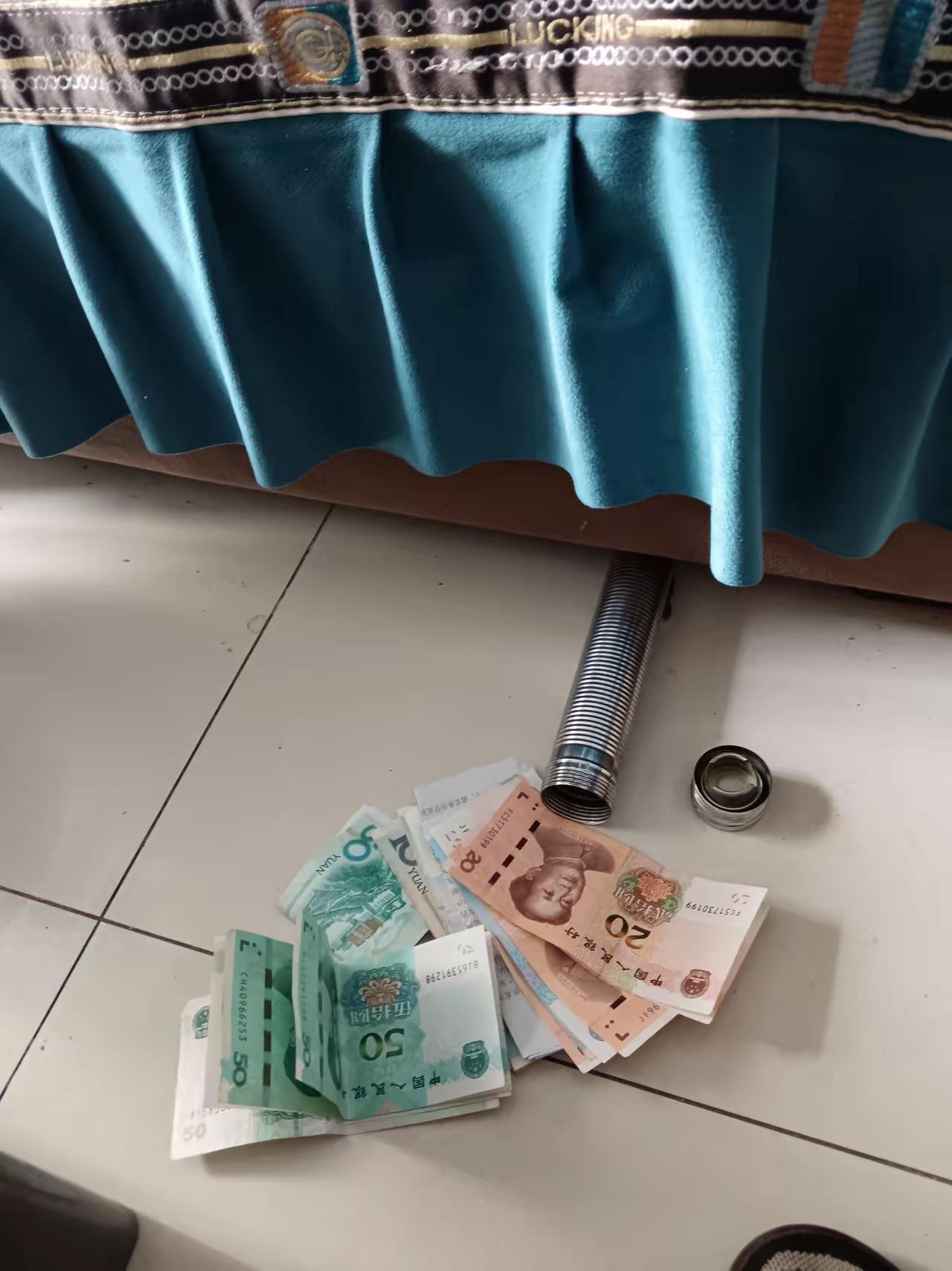 全露馅了？
才攒了这么点儿私房钱，就被你发现了？就老两口，都有退休金，而且都六十