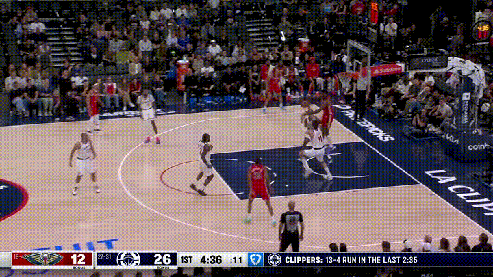 快船超级巨星伦纳德真是太神勇了！在今天快船主场迎战鹈鹕的比赛中，当时比赛进行到了