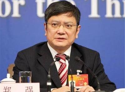 AI浪潮下中国就业隐忧：工厂到家庭的生存考题

夜幕降临时，城市工厂的灯光依然明