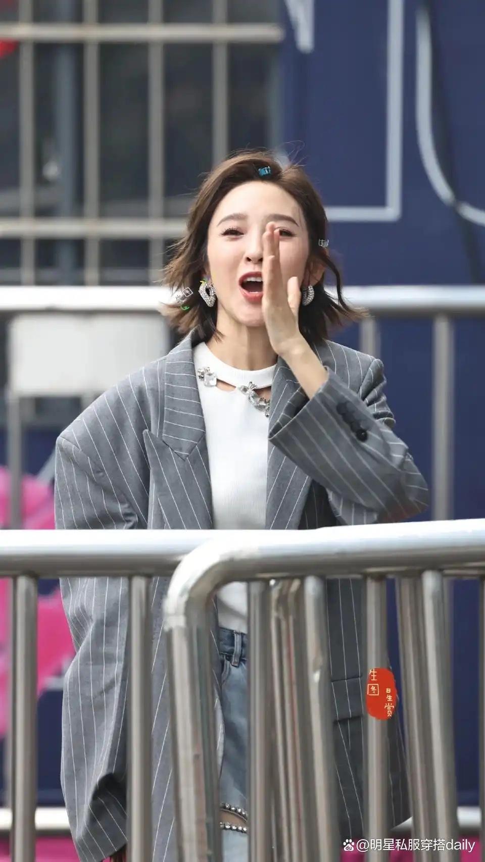 甜美穿搭大PK！唐艺昕西装+镂空牛仔裤帅气不失甜美，李小冉针织衫+牛仔裤40+依