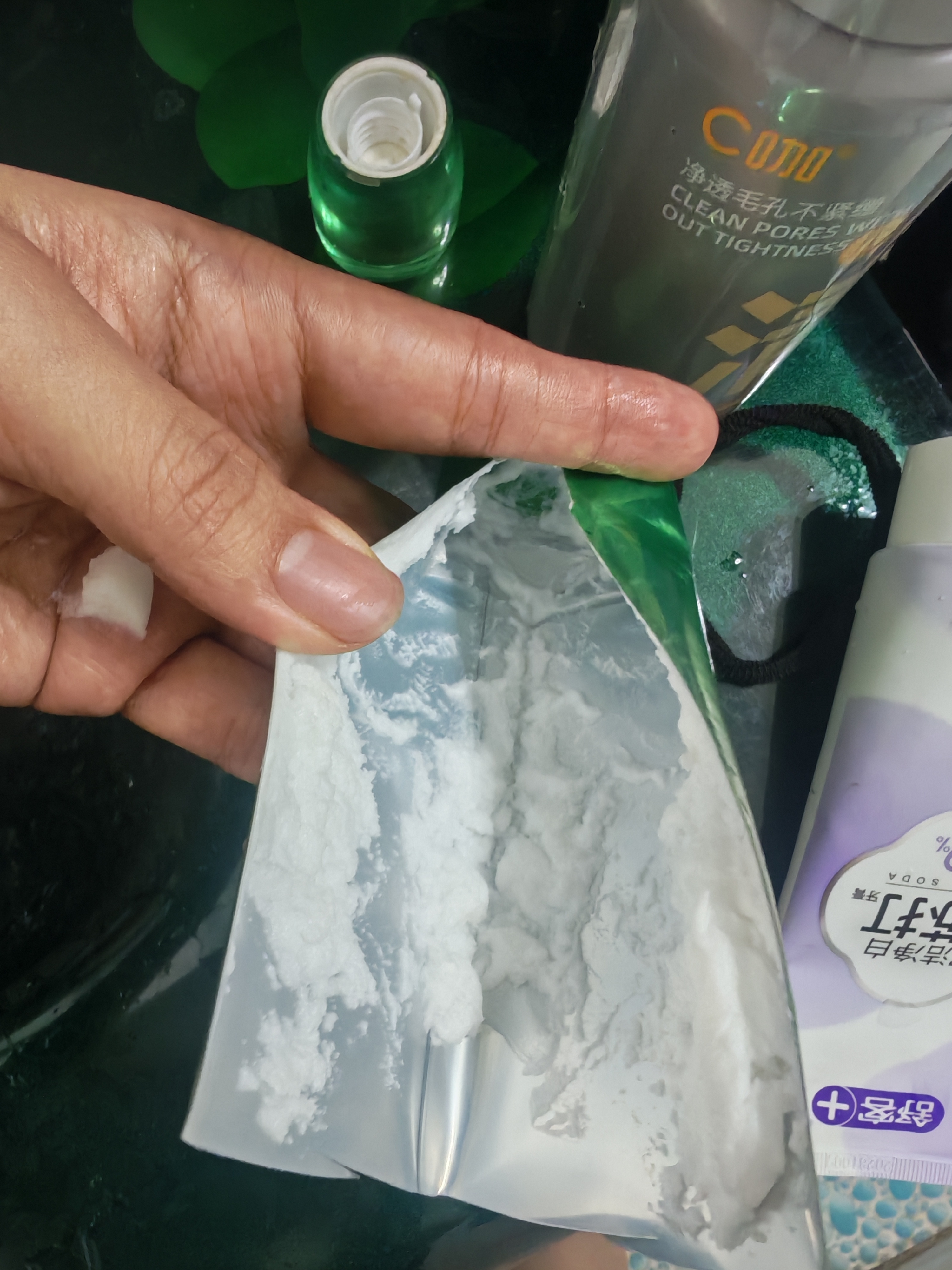 博君一肖 百雀羚的洗面奶用完了，正打算打开c咖洗面奶接班的时候，突发奇想，拿着剪