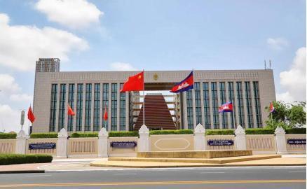 凌晨，中国驻柬埔寨大使馆，一纸通告，没有一句废话。
 
中国驻柬埔寨大使馆的官网