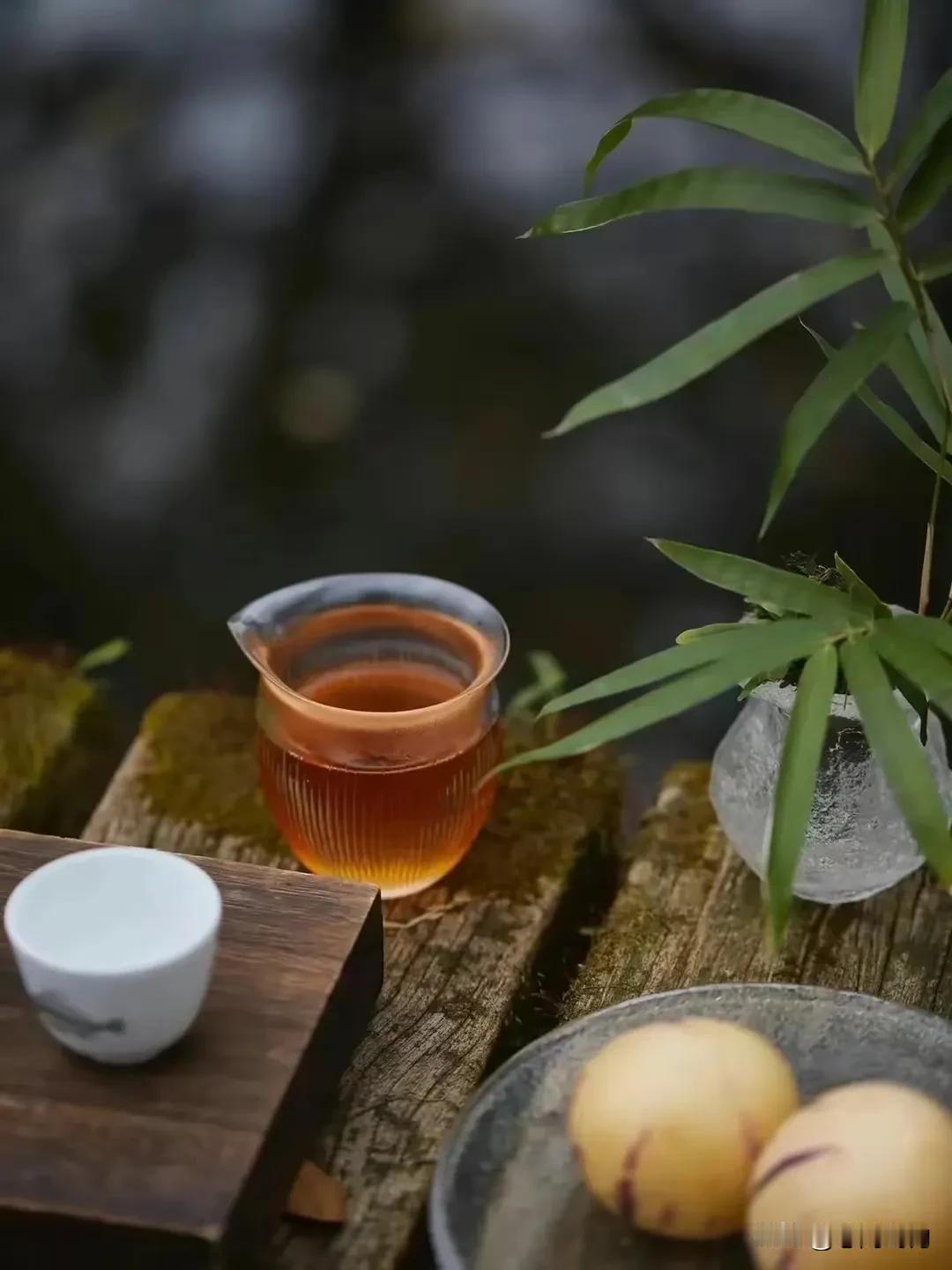 一杯清茶，一份心情。让自己在静谧的时光里，心思慢慢游走，在一盏清茶的淡香中安放身