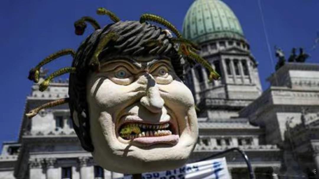 米莱指责反对他的人是敌人：两年后结束通货膨胀，反对者是自由社会的敌人、是进步的敌